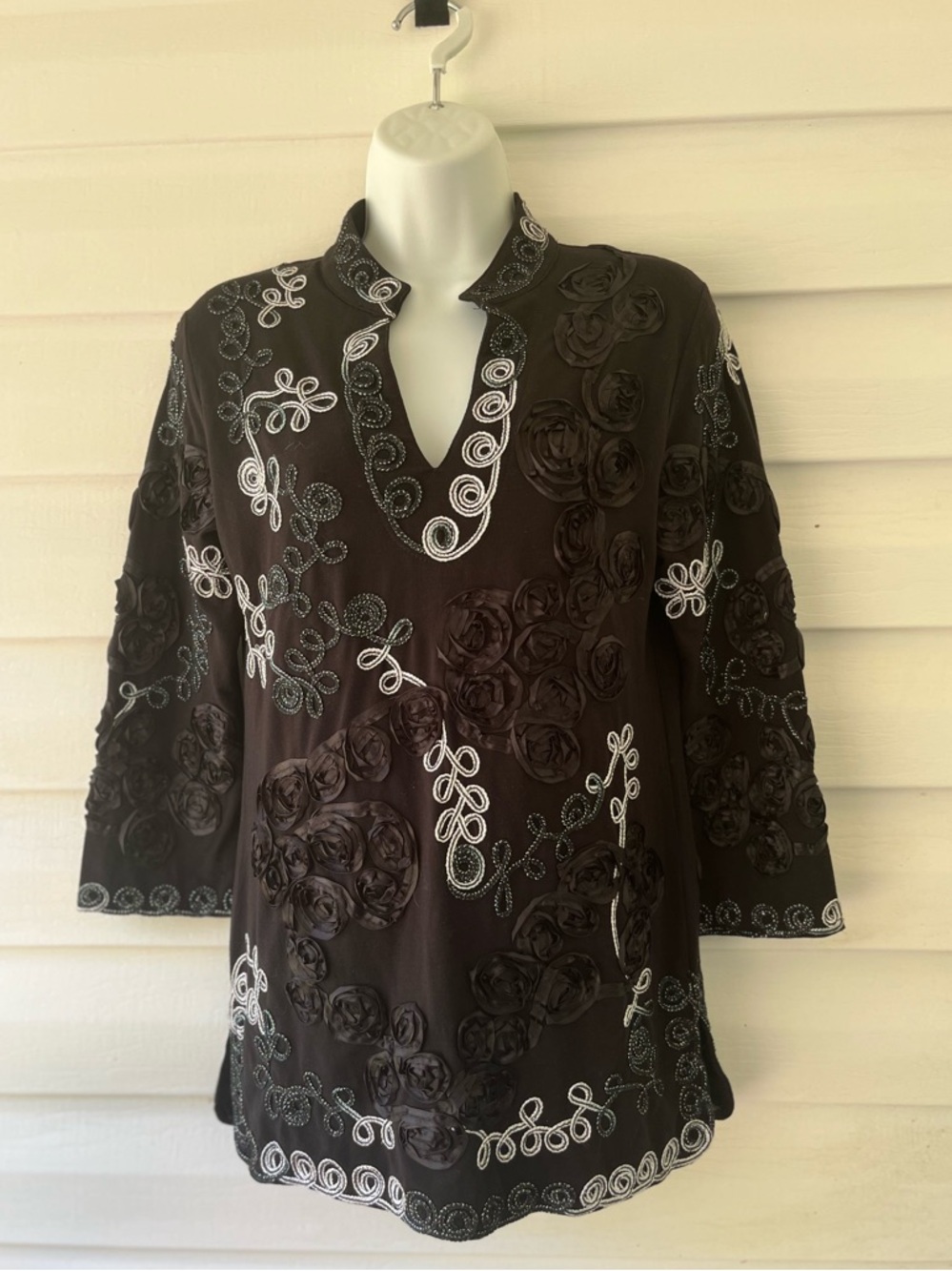 Laure Michelle Women’s Black Embroidered  Embrllished V-Neck Top
Side opening S